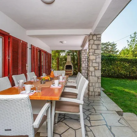 4 Bedroom Lovely In בית נופש מאלינסקה