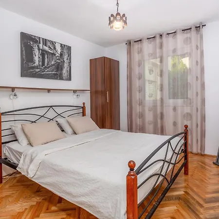 4 Bedroom Pet Friendly In *
