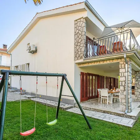 4 Bedroom Lovely In בית נופש מאלינסקה