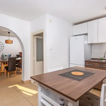 4 Bedroom Lovely In Prázdninový dům *
