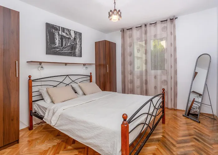 4 Bedroom Pet Friendly In *